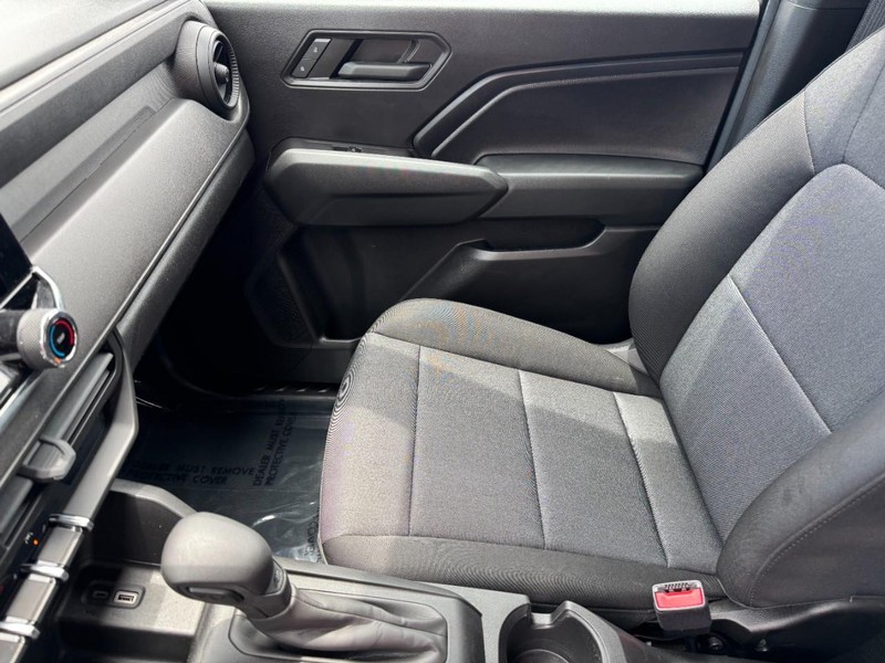 Chevrolet Colorado Vehicle Full-screen Gallery Image 13