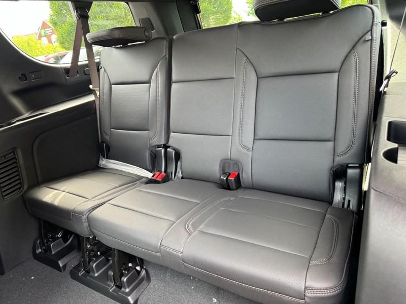 Chevrolet Suburban Vehicle Image 09