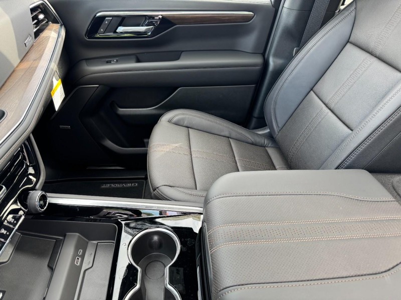 Chevrolet Suburban Vehicle Image 10