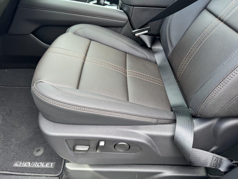 Chevrolet Suburban Vehicle Image 11