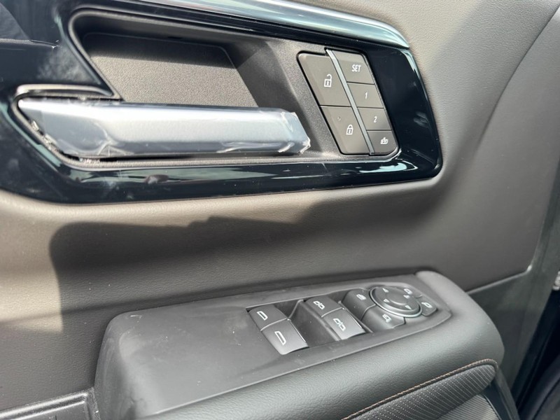 Chevrolet Suburban Vehicle Image 12