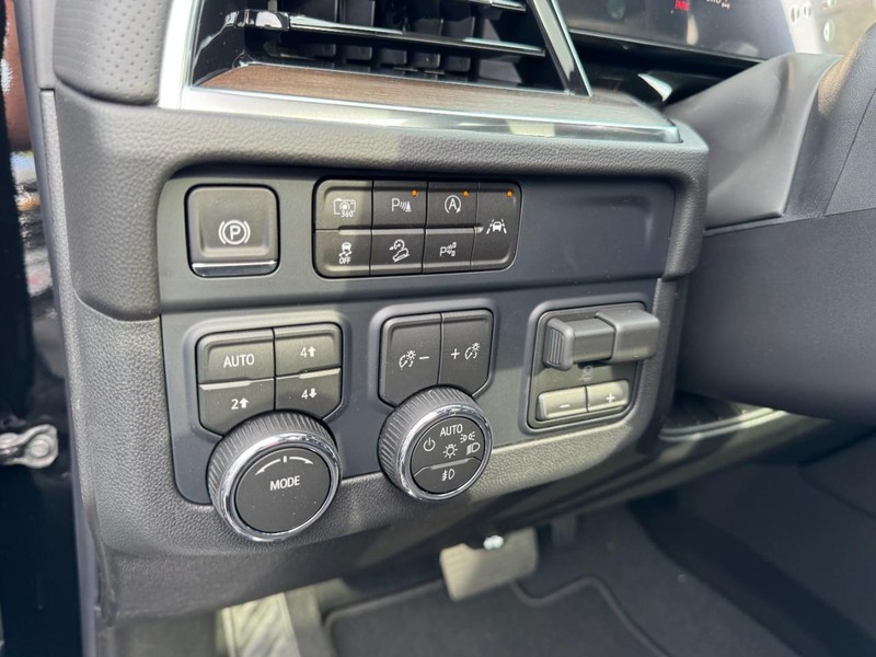 Chevrolet Suburban Vehicle Image 13