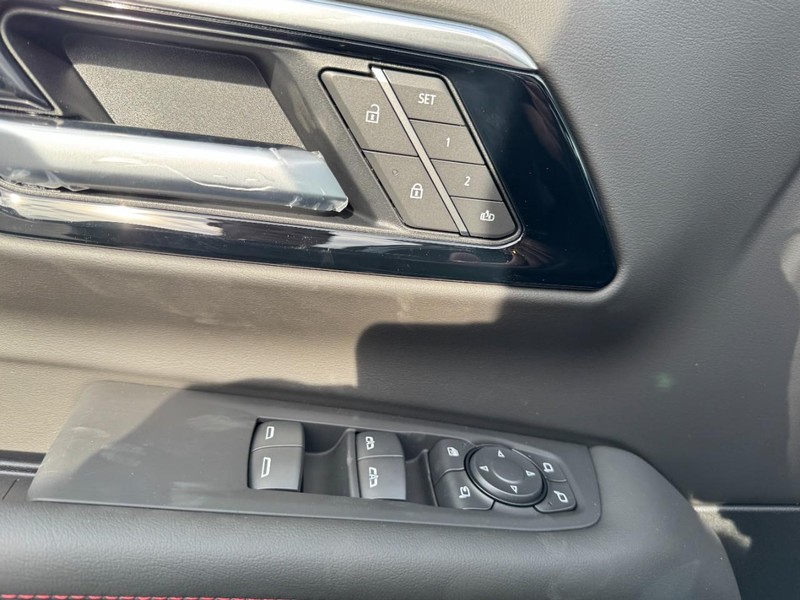 Chevrolet Suburban Vehicle Image 10