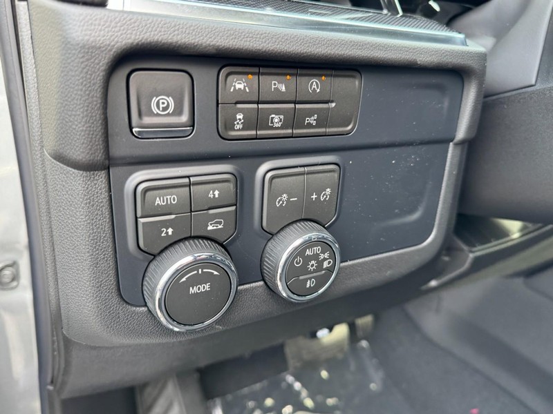Chevrolet Suburban Vehicle Image 11