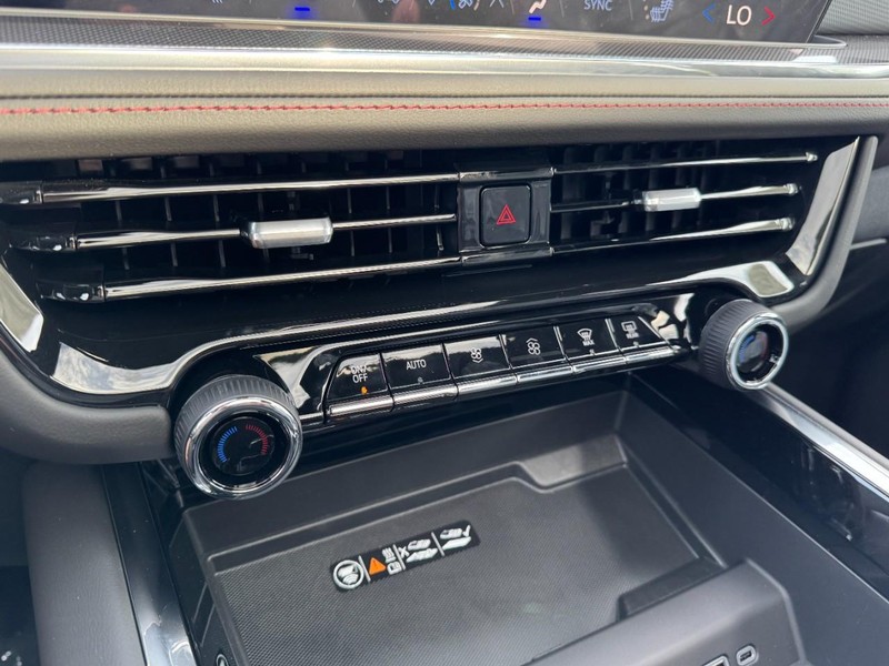Chevrolet Suburban Vehicle Image 14