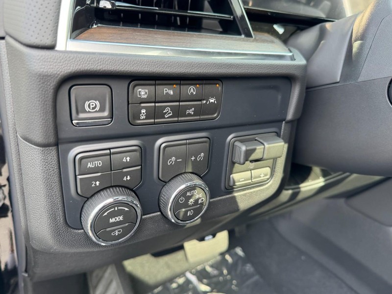 Chevrolet Suburban Vehicle Image 10
