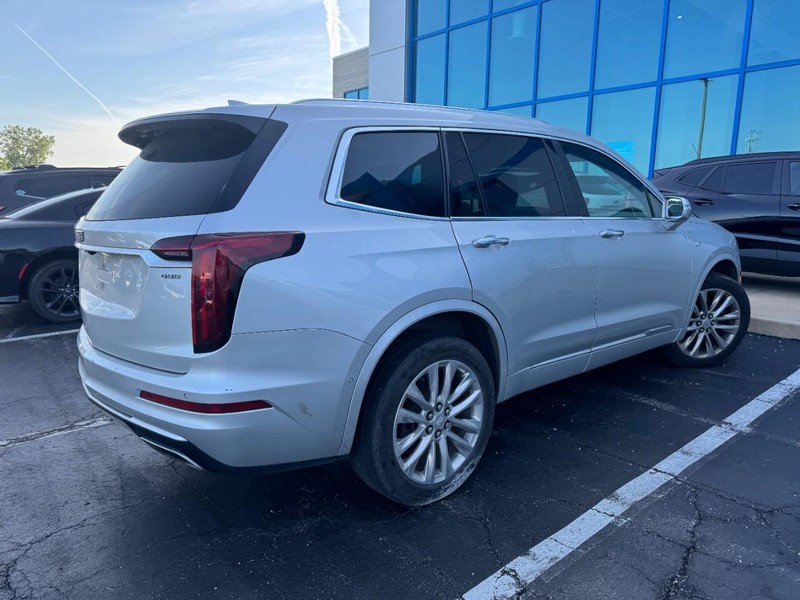 Cadillac XT6 Vehicle Full-screen Gallery Image 02