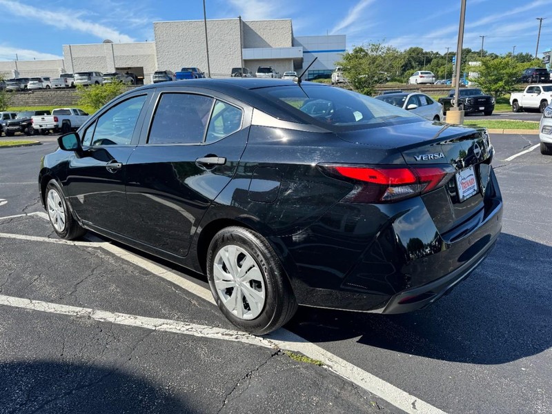 Nissan Versa Vehicle Image 05