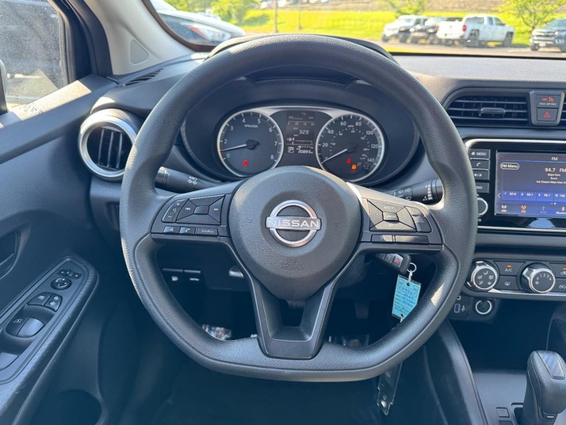Nissan Versa Vehicle Image 12