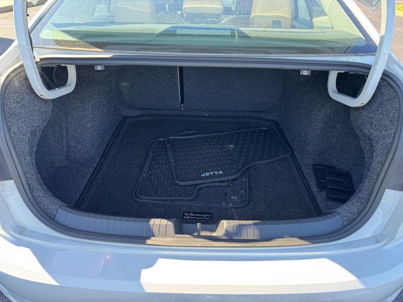 Volkswagen Jetta Vehicle Image 06