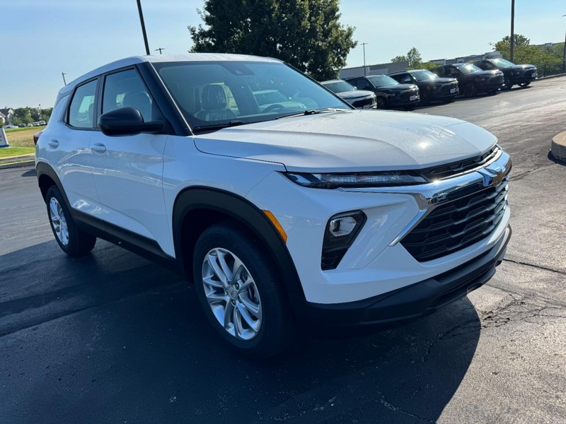 Chevrolet TrailBlazer Vehicle Image 02