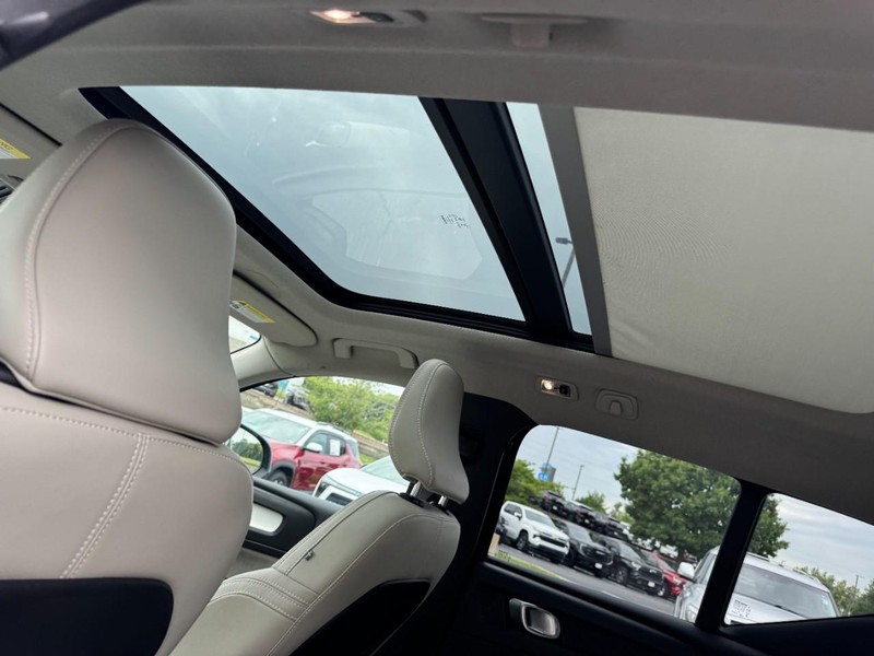 Volvo XC40 Vehicle Image 11