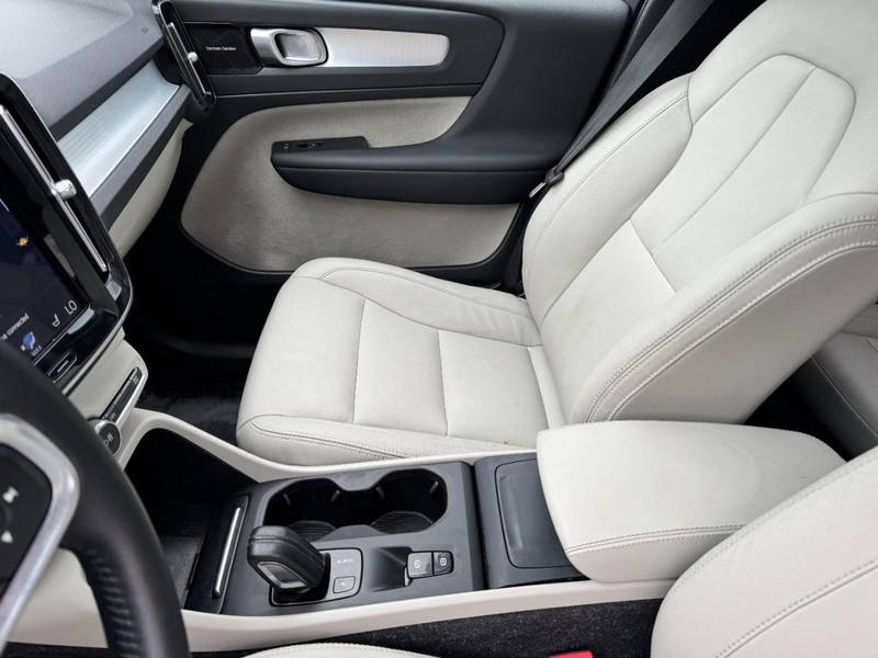 Volvo XC40 Vehicle Image 14