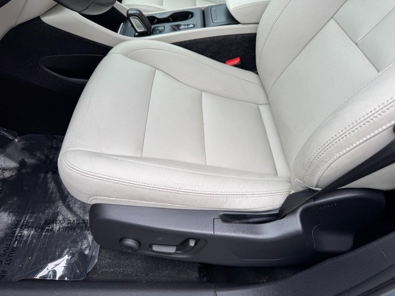 Volvo XC40 Vehicle Image 15