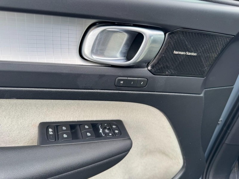 Volvo XC40 Vehicle Image 16