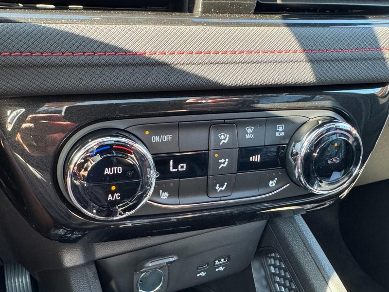 Chevrolet TrailBlazer Vehicle Image 12