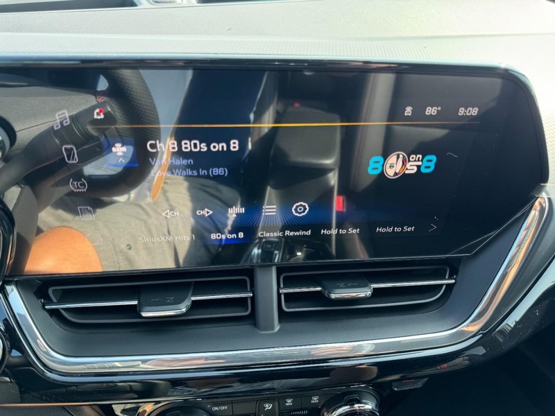 Chevrolet Trax Vehicle Image 13