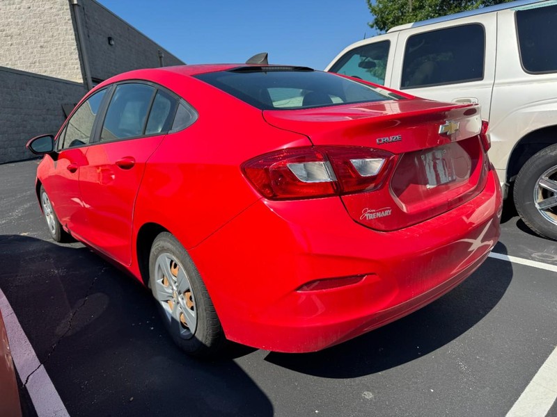 Chevrolet Cruze Vehicle Full-screen Gallery Image 02