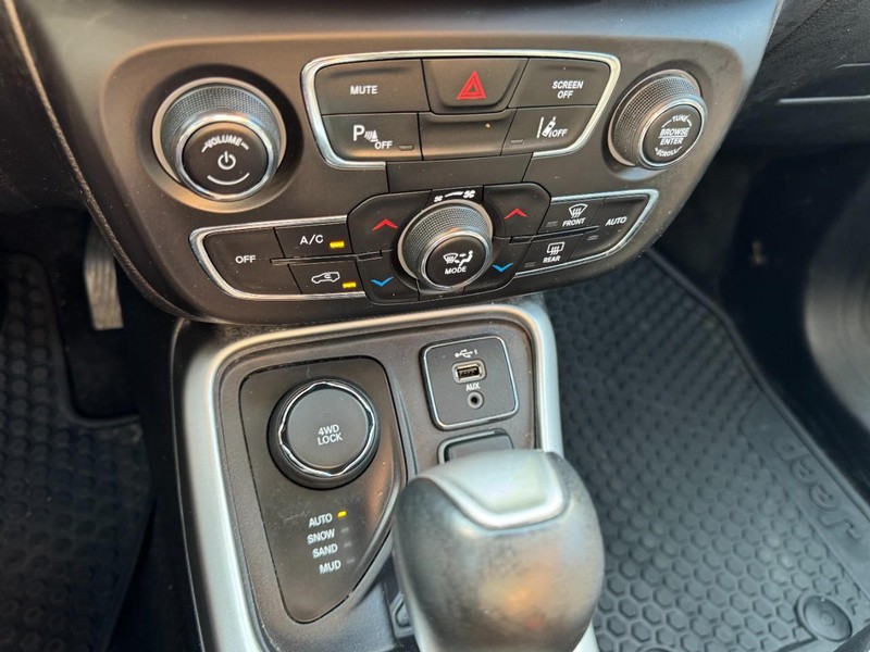 Jeep Compass Vehicle Image 18