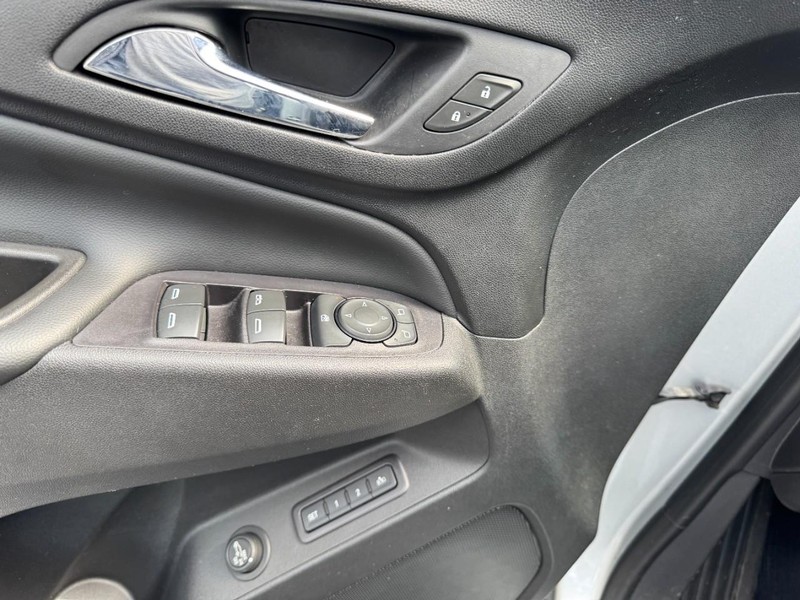 Chevrolet Equinox Vehicle Full-screen Gallery Image 16