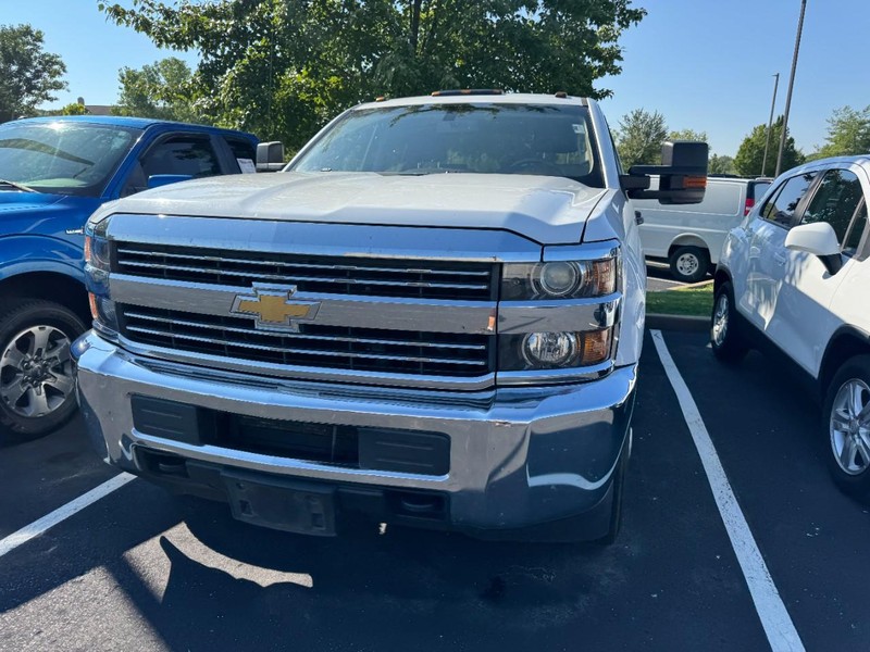 Chevrolet Silverado 2500HD Vehicle Image 02