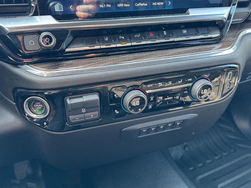 Chevrolet Silverado 2500HD Vehicle Image 19