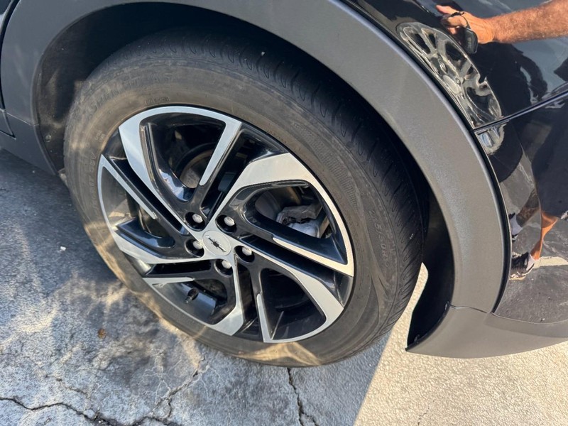 Chevrolet Bolt EV Vehicle Full-screen Gallery Image 05