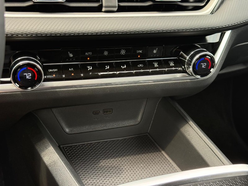 Chevrolet Equinox Vehicle Image 13