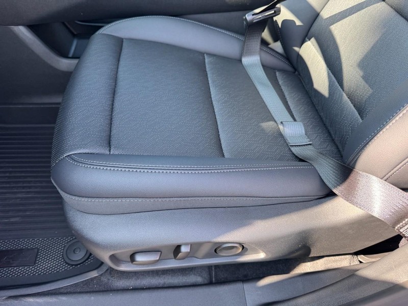 Chevrolet Equinox Vehicle Image 09