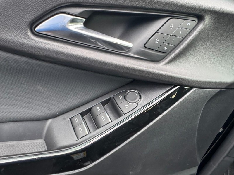 Chevrolet Equinox Vehicle Image 10