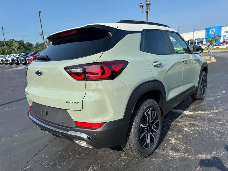 Chevrolet TrailBlazer Vehicle Image 03