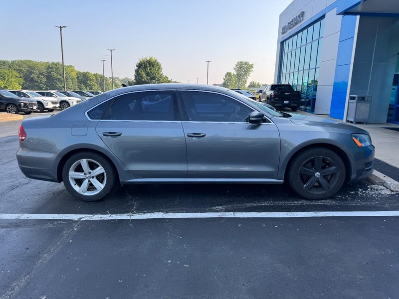 Volkswagen Passat Vehicle Image 02