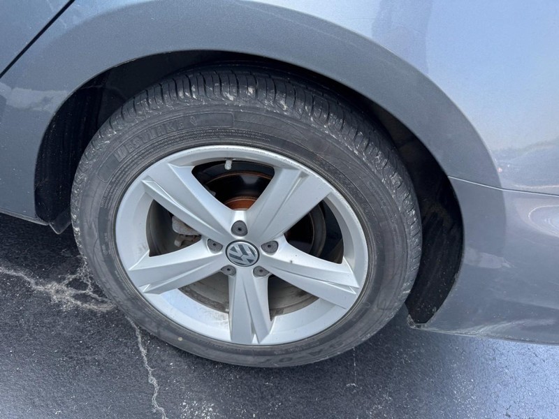Volkswagen Passat Vehicle Image 05