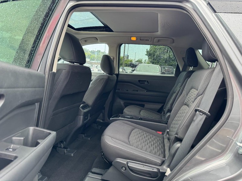 Nissan Pathfinder Vehicle Image 10