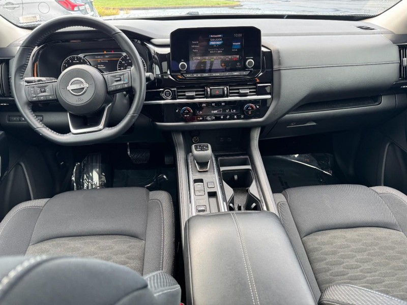 Nissan Pathfinder Vehicle Image 13