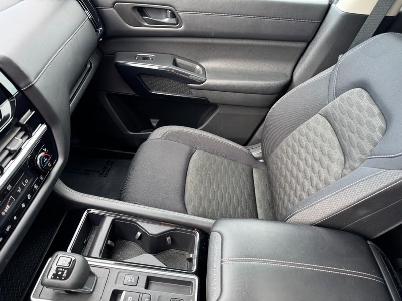Nissan Pathfinder Vehicle Image 15