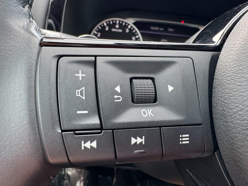 Nissan Pathfinder Vehicle Image 18