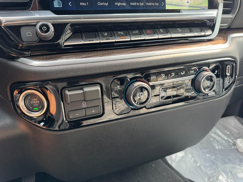 Chevrolet Silverado 2500HD Vehicle Image 12