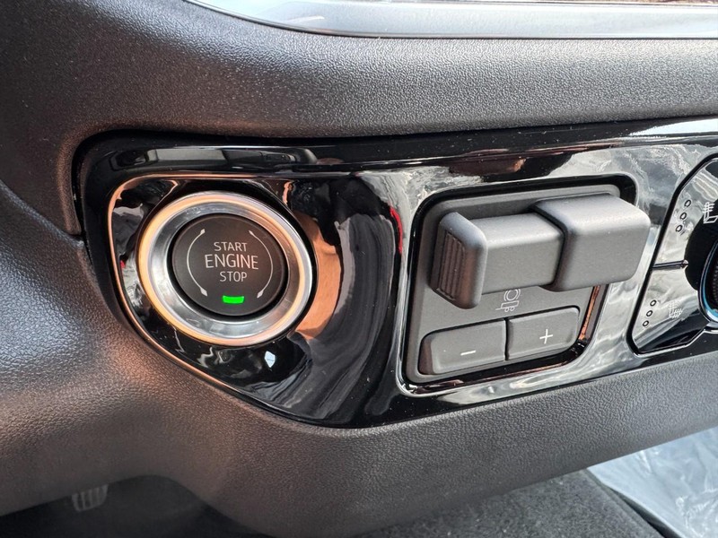 Chevrolet Silverado 2500HD Vehicle Image 16