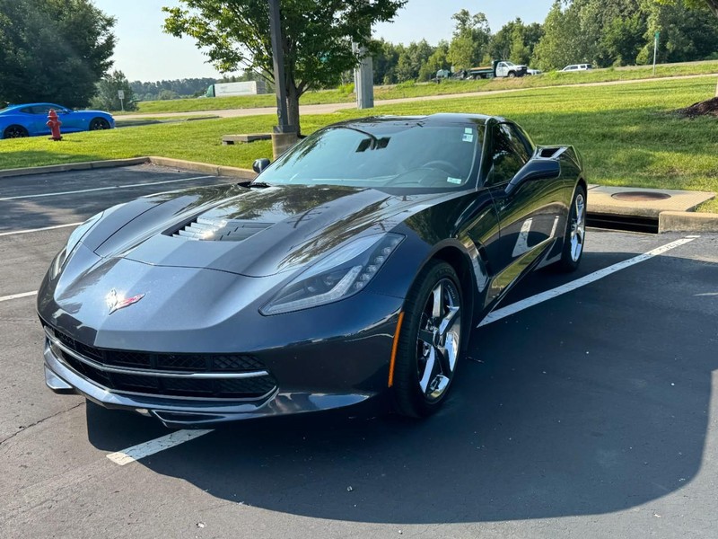 Chevrolet Corvette Vehicle Full-screen Gallery Image 03