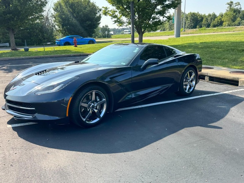 Chevrolet Corvette Vehicle Full-screen Gallery Image 04