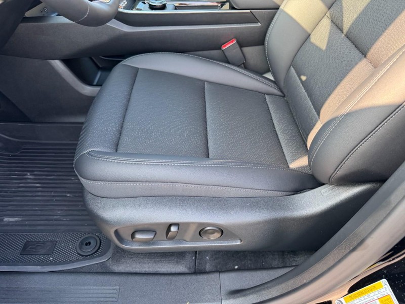 Chevrolet Equinox Vehicle Image 09