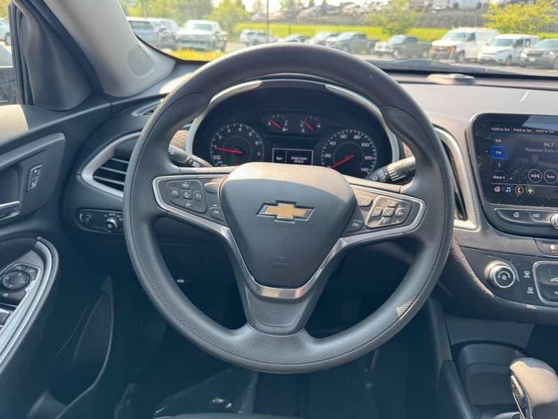 Chevrolet Malibu Vehicle Image 12
