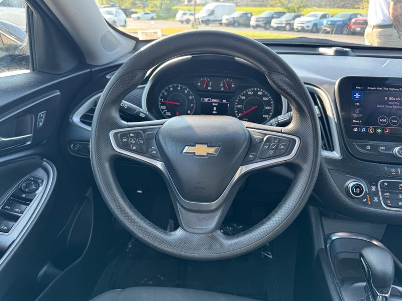 Chevrolet Malibu Vehicle Image 12