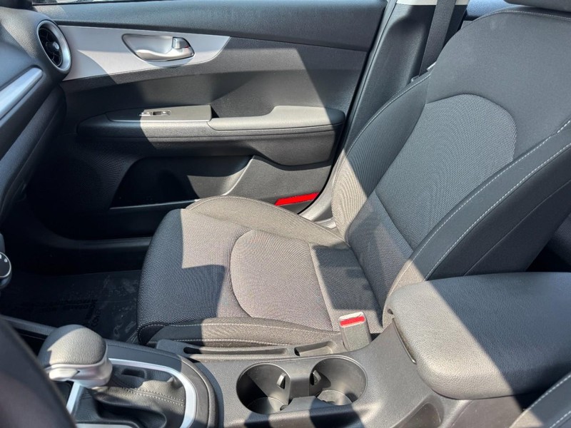 Kia Forte Vehicle Image 13