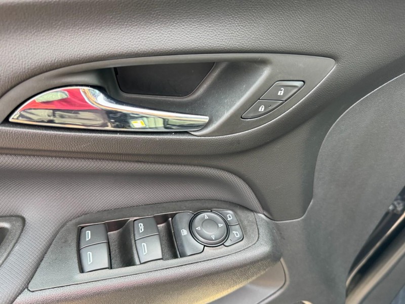 Chevrolet Equinox Vehicle Full-screen Gallery Image 16