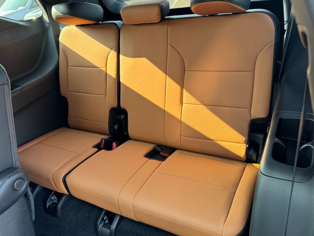 2027 Chevrolet Traverse Z71 - Photo 8