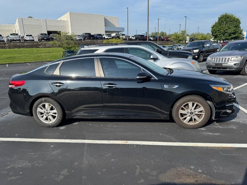 Kia Optima Vehicle Image 02