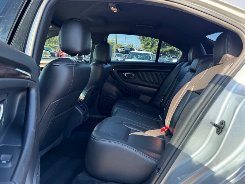 Ford Taurus Vehicle Image 10