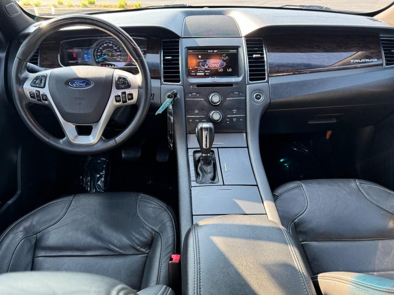 Ford Taurus Vehicle Image 11